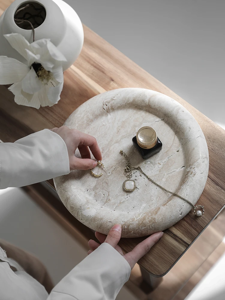 トレンドのベージュトラバーチン製サービングトレイ、家の装飾、 - Home Bathroom Trends のレビューと価格